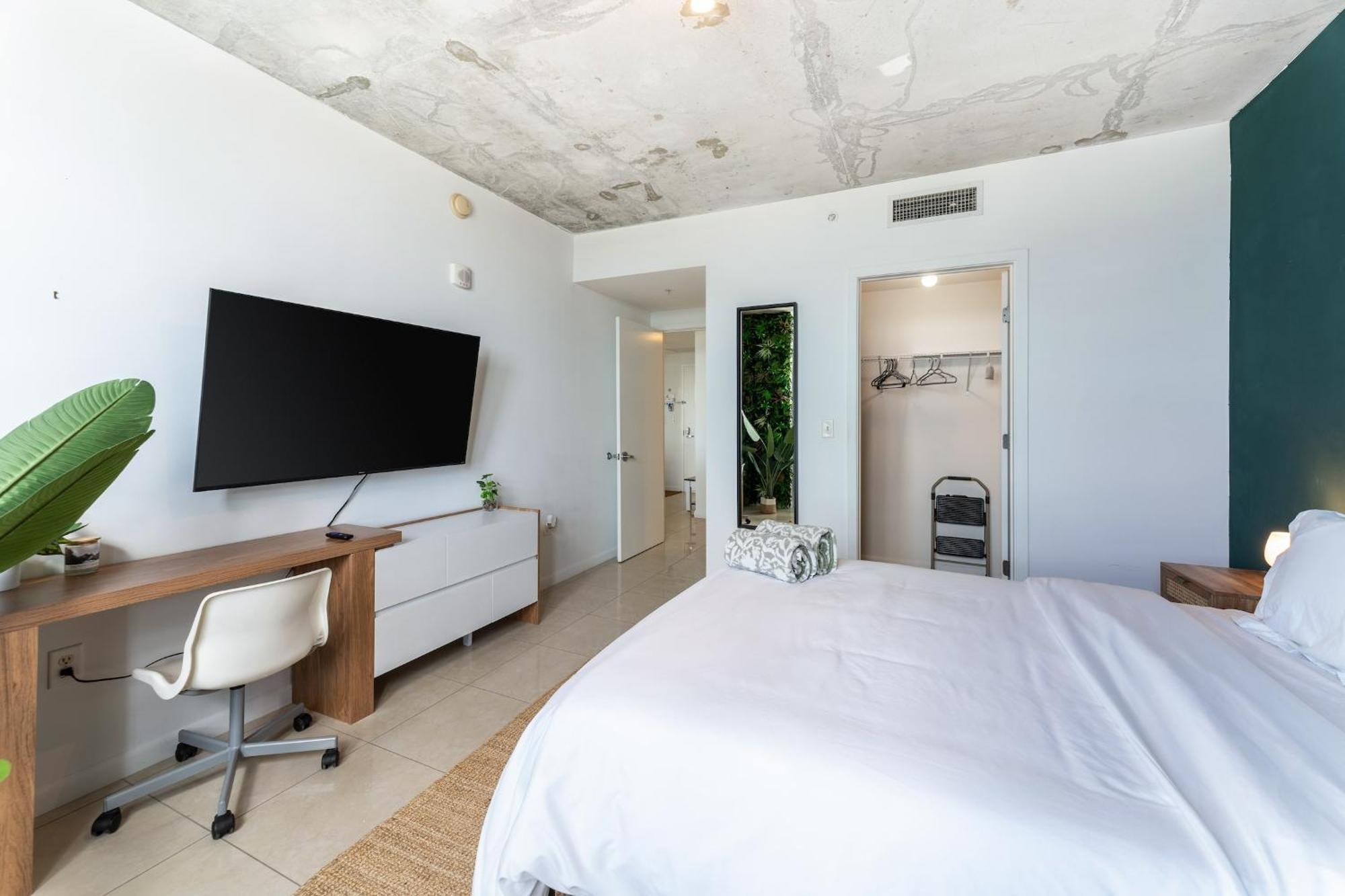 1br Retreat With Bbq, Pool, & Skyline Views Apartment *