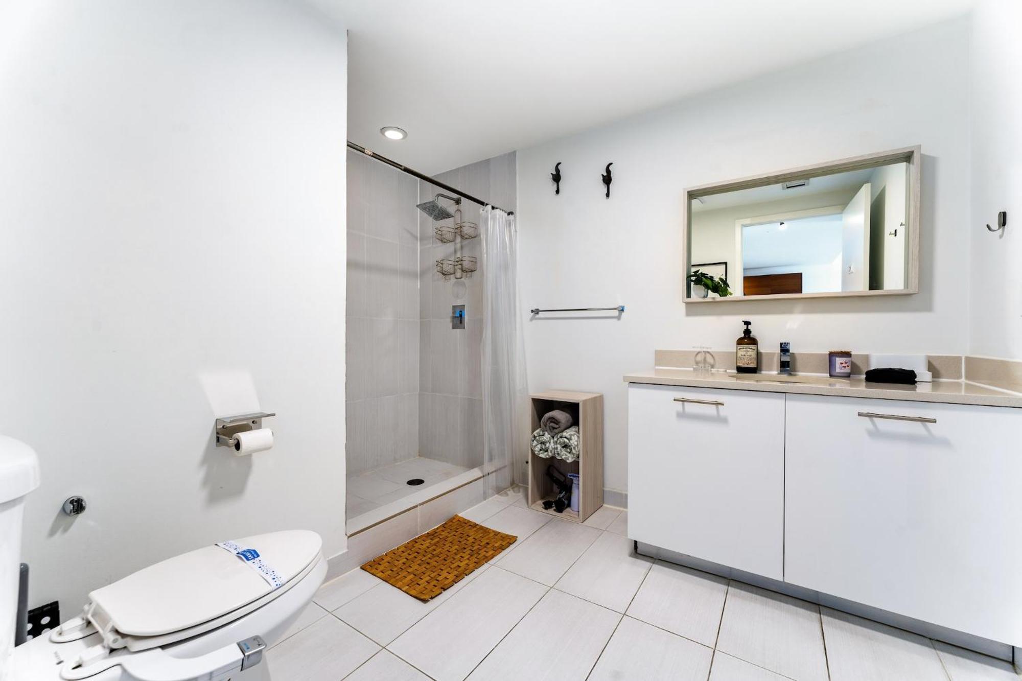1br Retreat With Bbq, Pool, & Skyline Views *