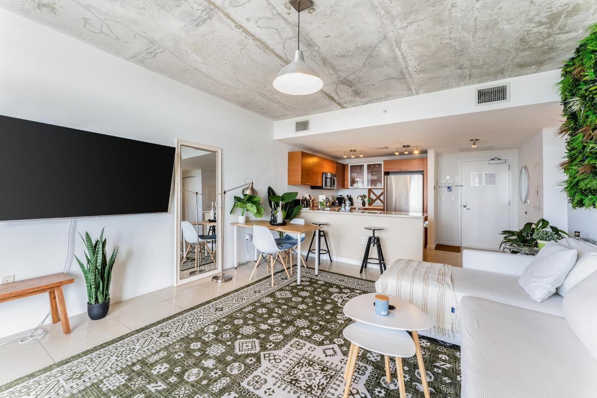 1br Retreat With Bbq, Pool, & Skyline Views Apartment *