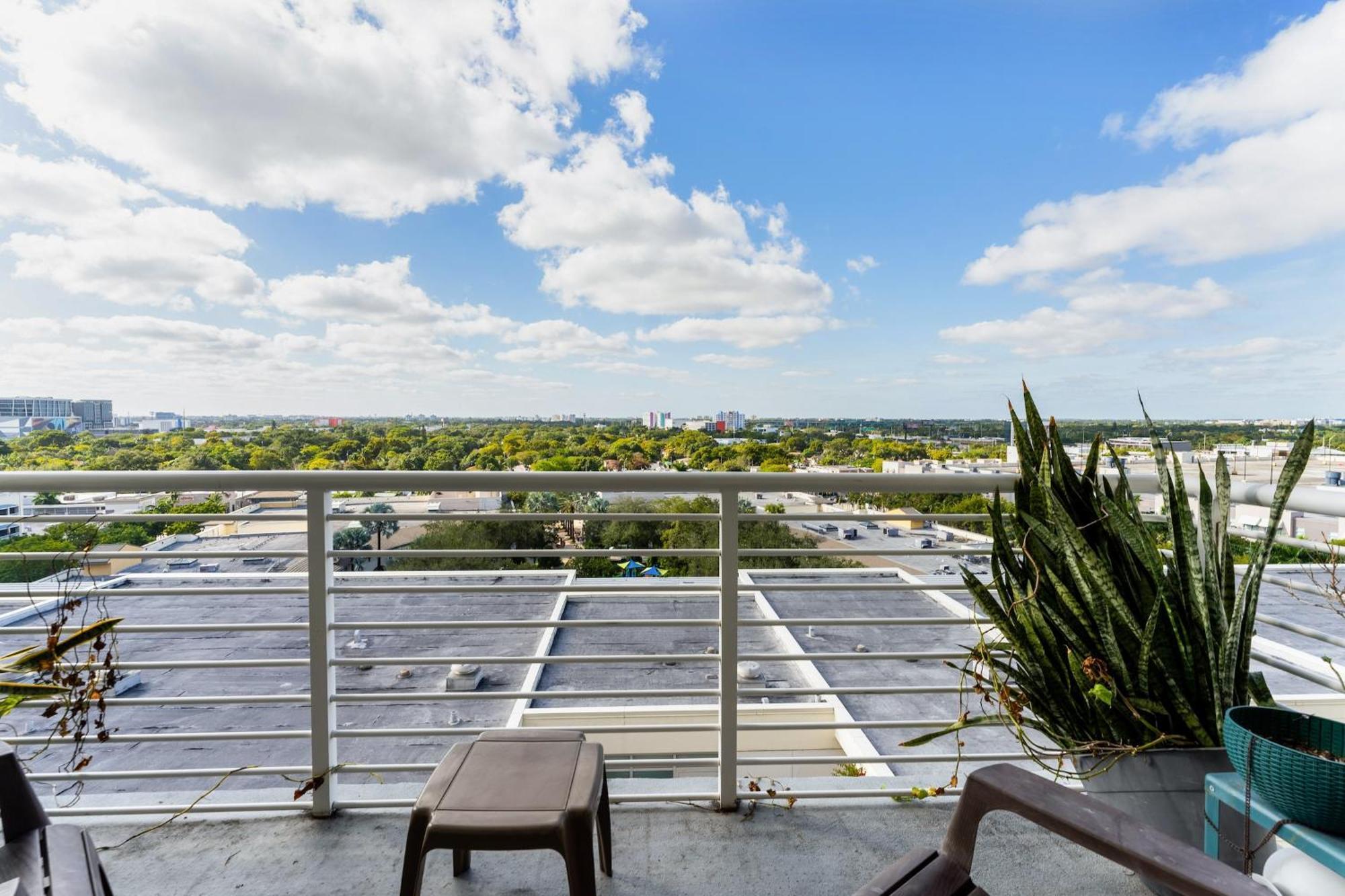 1br Retreat With Bbq, Pool, & Skyline Views