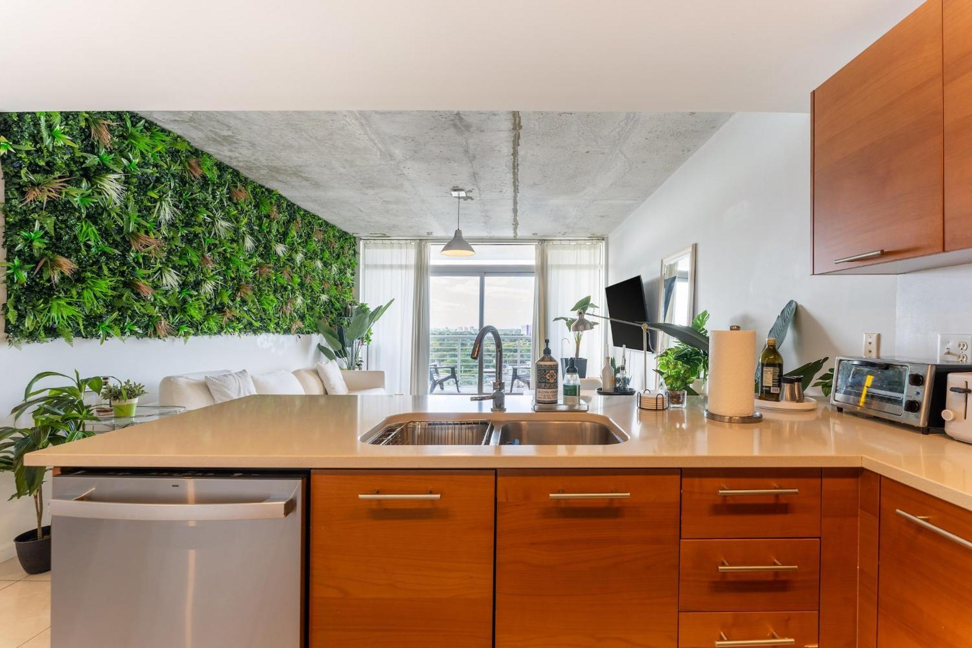 Apartment 1br Retreat With Bbq, Pool, & Skyline Views *