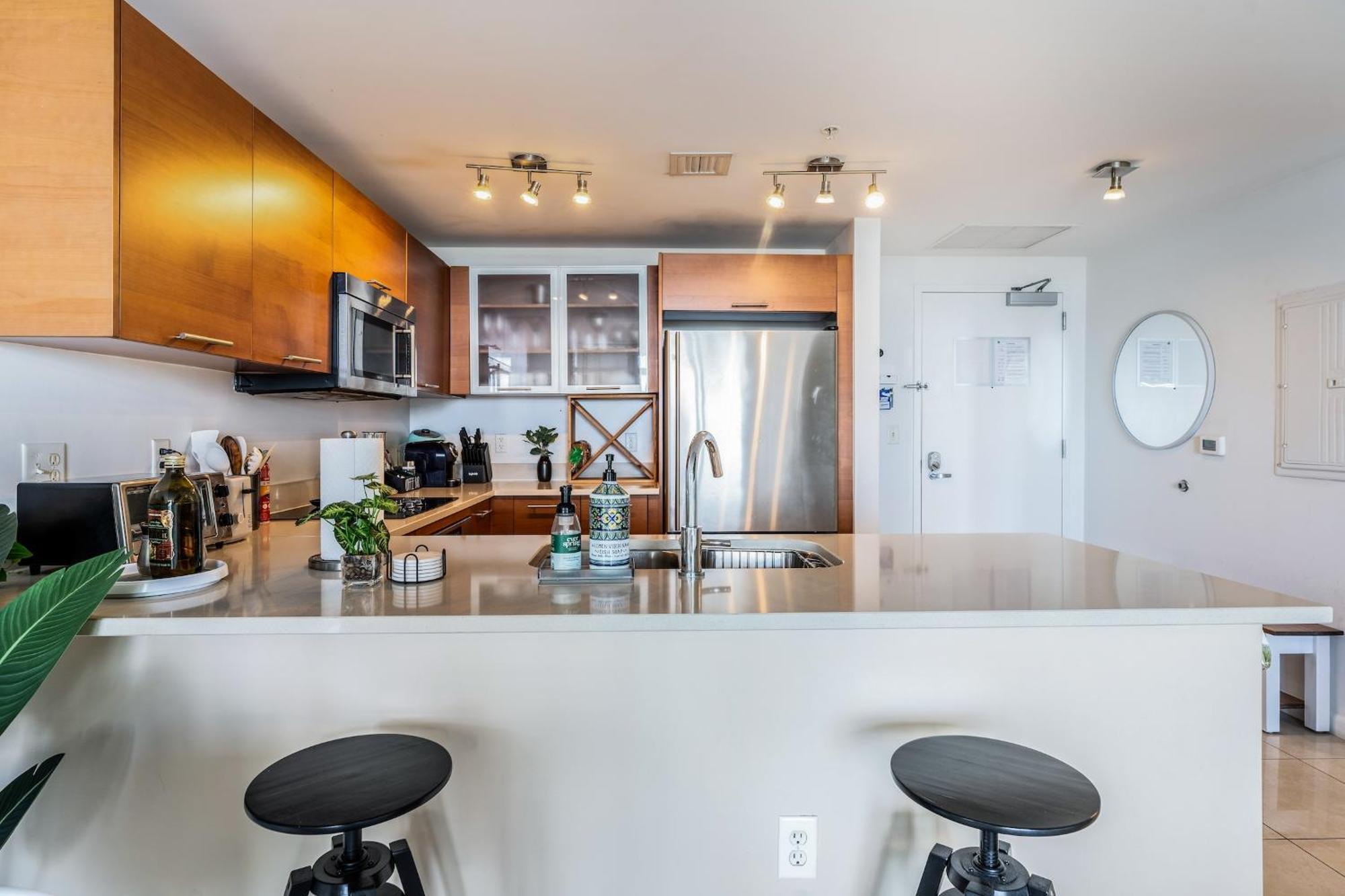 1br Retreat With Bbq, Pool, & Skyline Views *