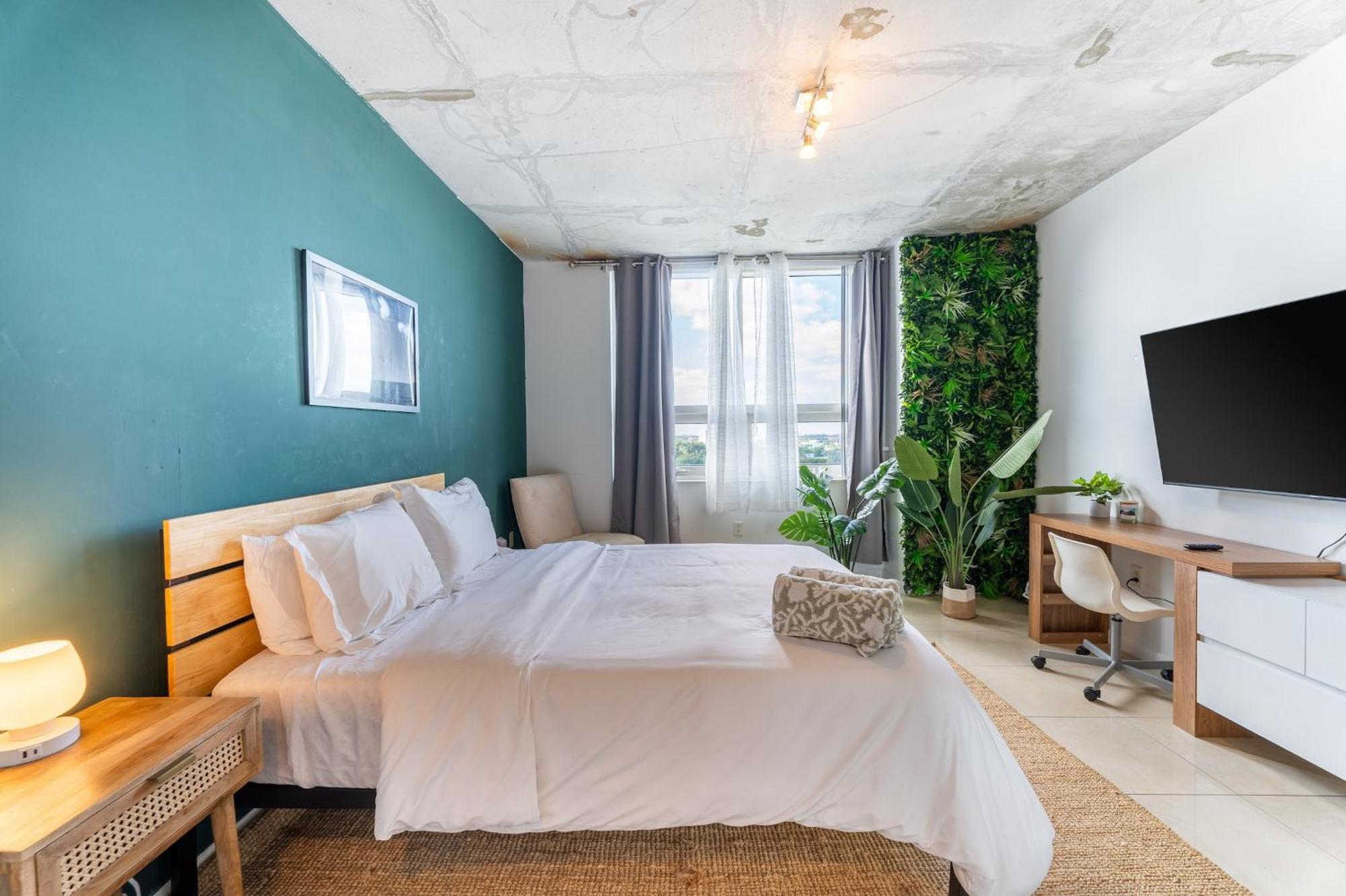 1br Retreat With Bbq, Pool, & Skyline Views