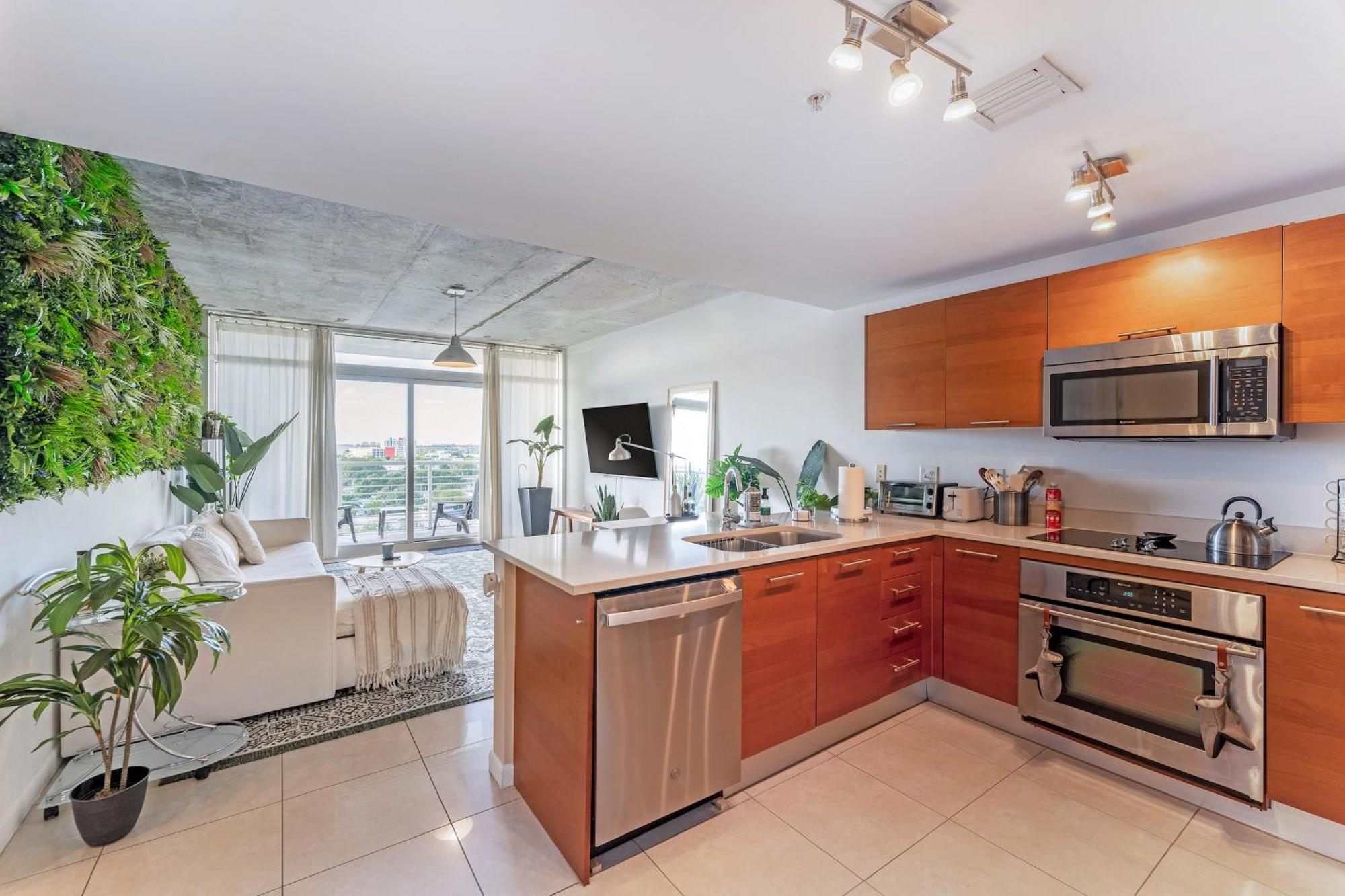 1br Retreat With Bbq, Pool, & Skyline Views Apartment *