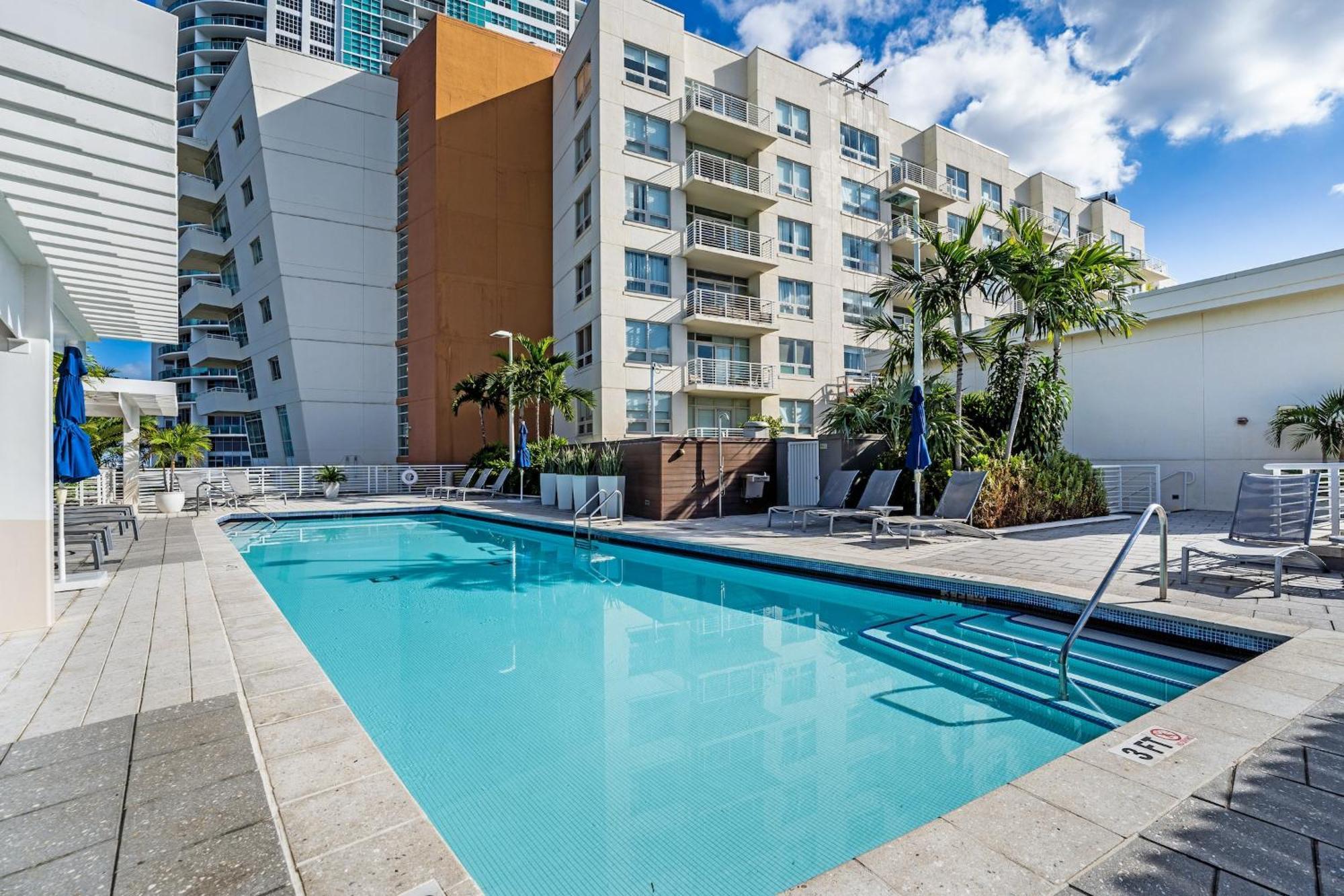 Apartment 1br Retreat With Bbq, Pool, & Skyline Views