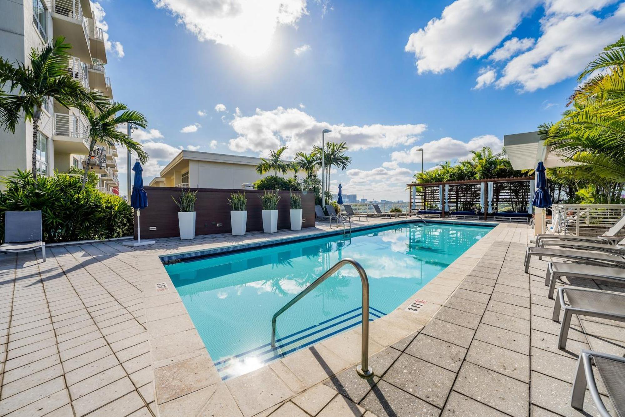 1br Retreat With Bbq, Pool, & Skyline Views