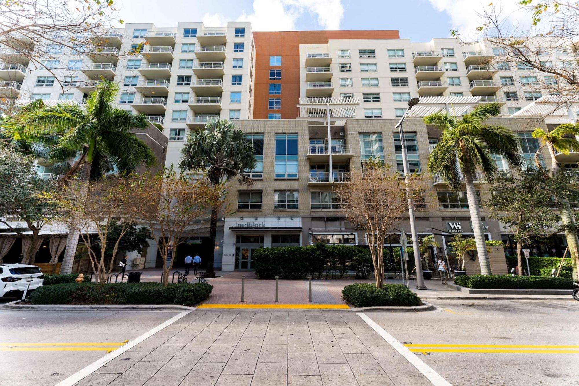 1br Retreat With Bbq, Pool, & Skyline Views Apartment